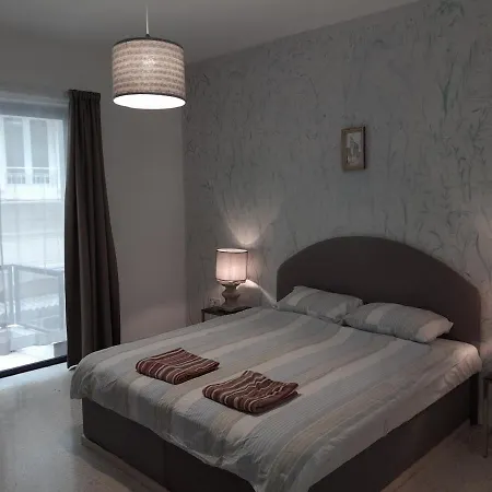 Lovely Two Bedroom Seconds From The Sea!