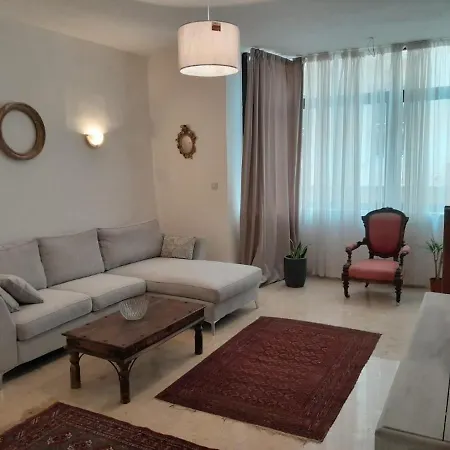 Lovely Two Bedroom Seconds From The Sea! Apartment