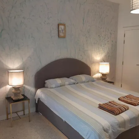 Lovely Two Bedroom Seconds From The Sea!