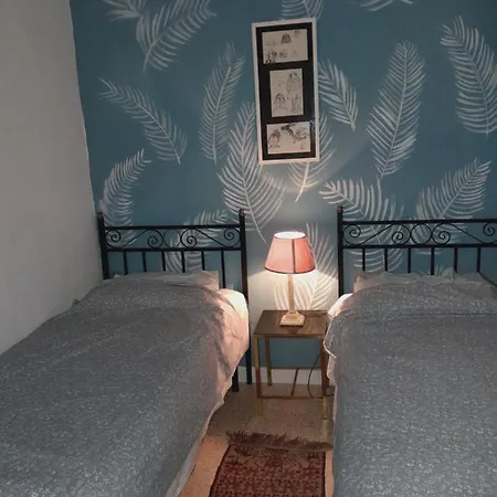 Lovely Two Bedroom Seconds From The Sea! *