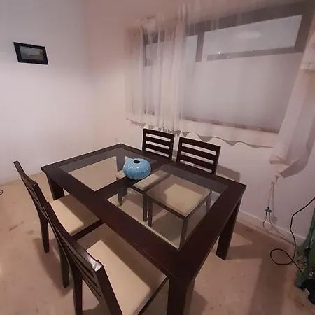Lovely Two Bedroom Seconds From The Sea! דירה *