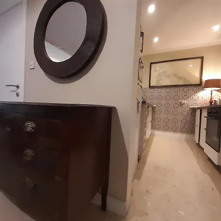Lovely Two Bedroom Seconds From The Sea! דירה